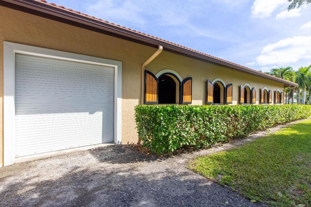 Image 9 of property listing at 14943 Paddock Drive, Wellington, FL 33414