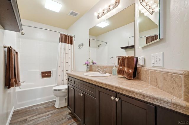 1431 W Ambassador Way, Hanford, CA 93230