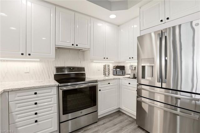 425 Cove Tower DR 1002, Naples, FL 34110