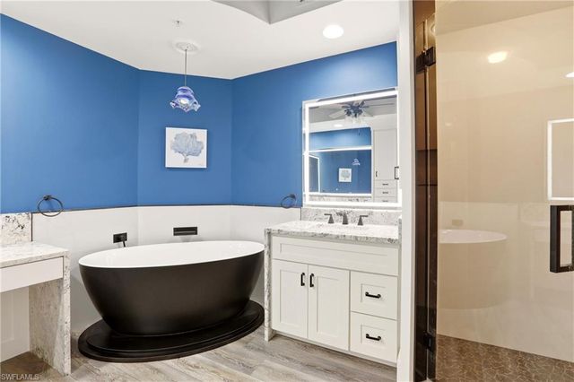 425 Cove Tower DR 1002, Naples, FL 34110