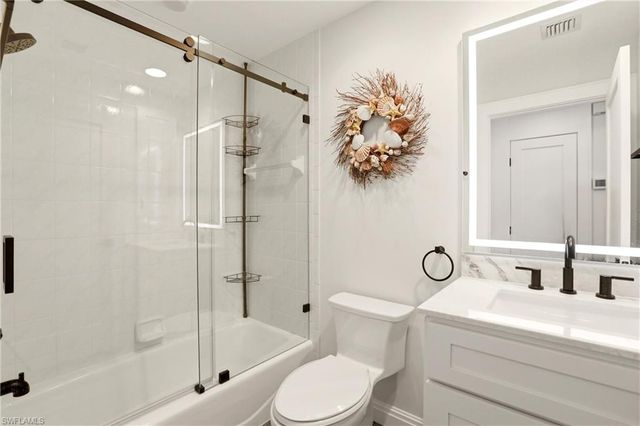 425 Cove Tower DR 1002, Naples, FL 34110