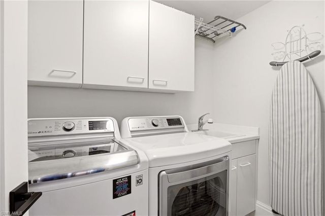 425 Cove Tower DR 1002, Naples, FL 34110