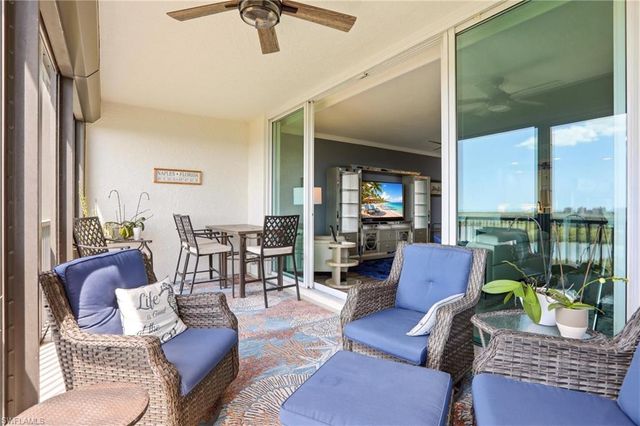 425 Cove Tower DR 1002, Naples, FL 34110