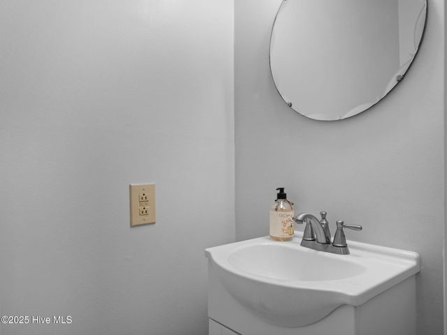 113 Fairway Dr W Drive W, Morehead City, NC 28557