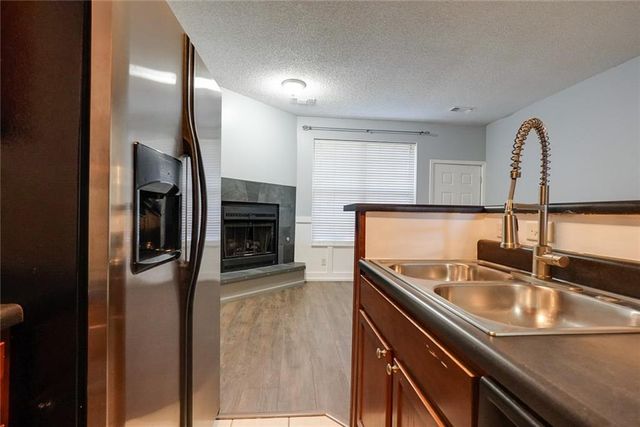 909 W 41st Place, Kansas City, MO 64111