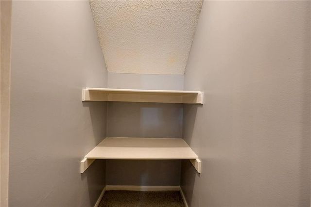 909 W 41st Place, Kansas City, MO 64111