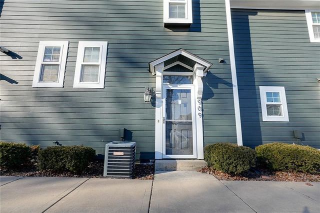 909 W 41st Place, Kansas City, MO 64111