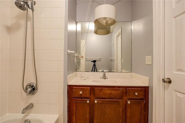 909 W 41st Place, Kansas City, MO 64111