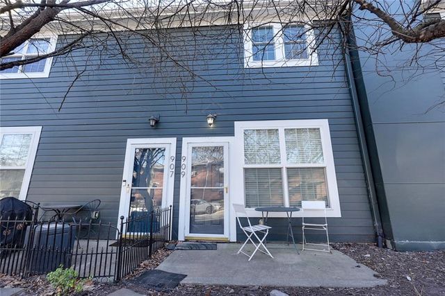 909 W 41st Place, Kansas City, MO 64111