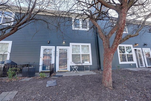 909 W 41st Place, Kansas City, MO 64111
