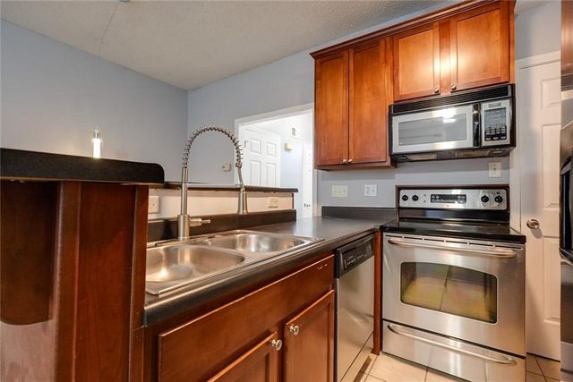 909 W 41st Place, Kansas City, MO 64111