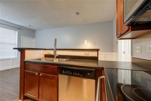 909 W 41st Place, Kansas City, MO 64111