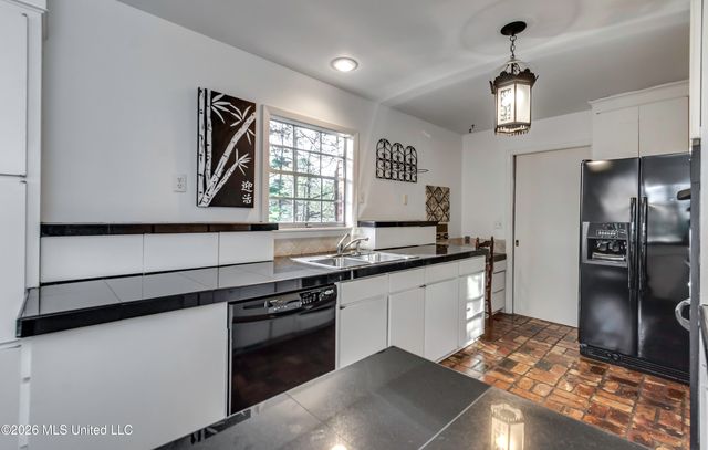 4018 Eastwood Place, Jackson, MS 39211