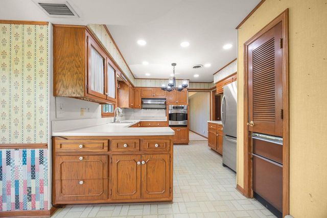 2828 N 122nd STREET, Wauwatosa, WI 53222