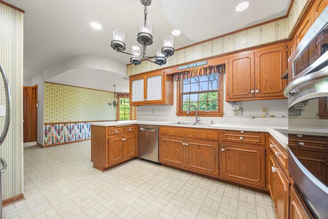 2828 N 122nd STREET, Wauwatosa, WI 53222