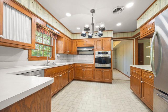 2828 N 122nd STREET, Wauwatosa, WI 53222
