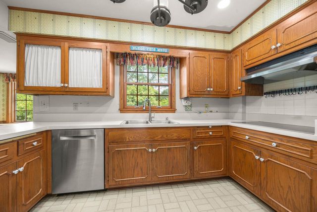 2828 N 122nd STREET, Wauwatosa, WI 53222