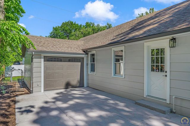 1900 SW Fairlawn RD, Topeka, KS 66604