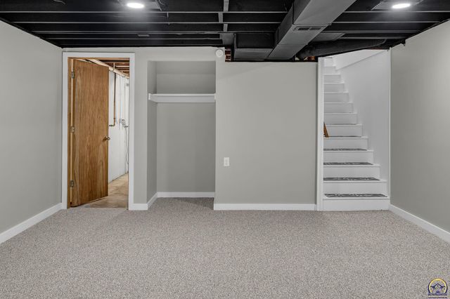 1900 SW Fairlawn RD, Topeka, KS 66604