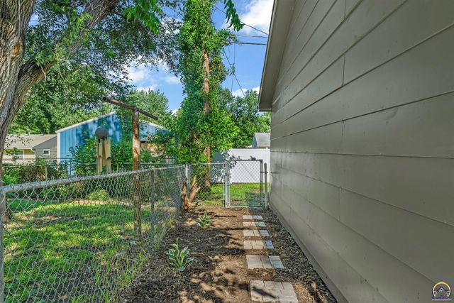 1900 SW Fairlawn RD, Topeka, KS 66604