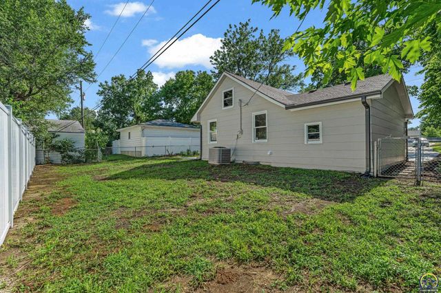 1900 SW Fairlawn RD, Topeka, KS 66604