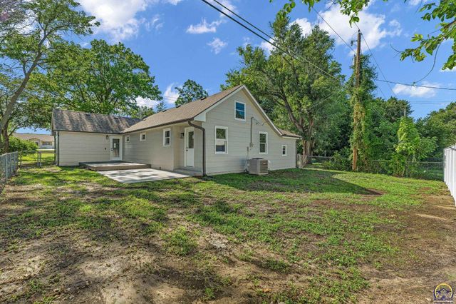 1900 SW Fairlawn RD, Topeka, KS 66604