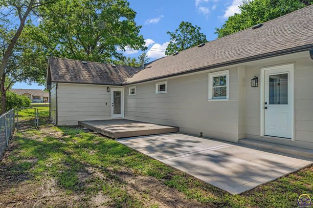 1900 SW Fairlawn RD, Topeka, KS 66604