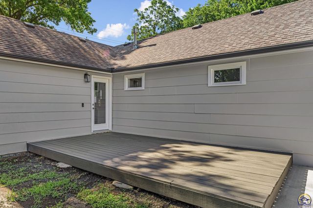 1900 SW Fairlawn RD, Topeka, KS 66604