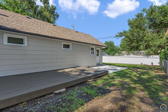 1900 SW Fairlawn RD, Topeka, KS 66604