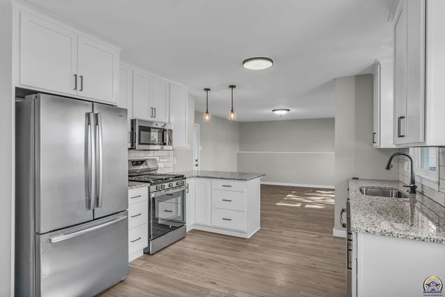 1900 SW Fairlawn RD, Topeka, KS 66604
