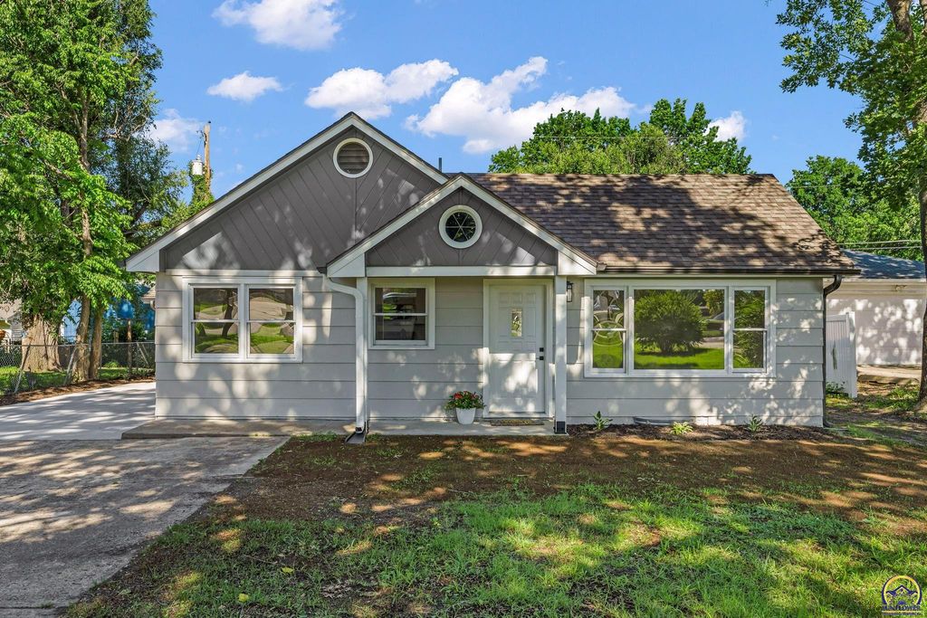 1900 SW Fairlawn RD, Topeka, KS 66604