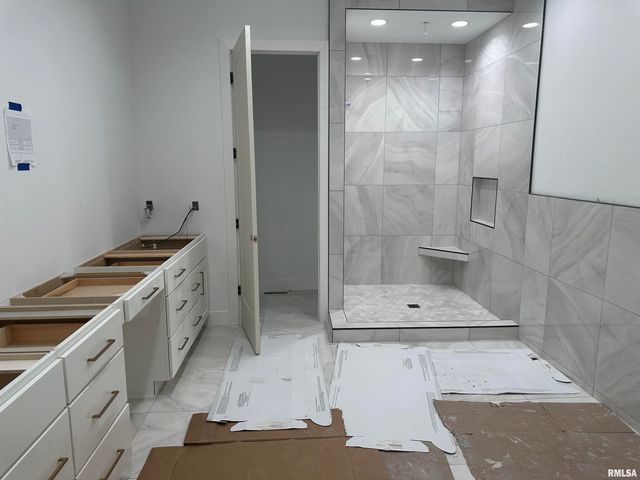 24029 185TH Street, Pleasant Valley, IA 52722