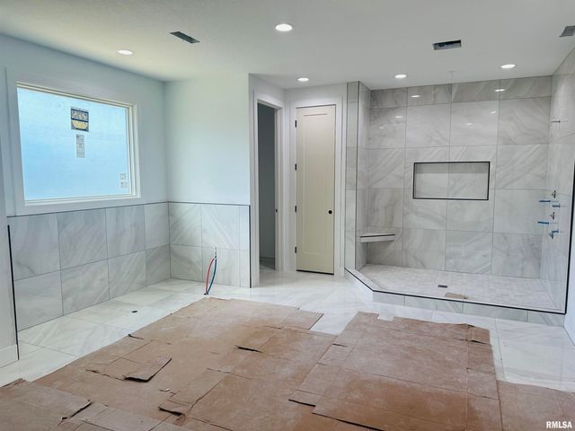 24029 185TH Street, Pleasant Valley, IA 52722