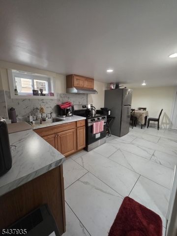126 Smith St, Elizabeth City, NJ 07201
