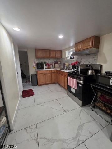 126 Smith St, Elizabeth City, NJ 07201
