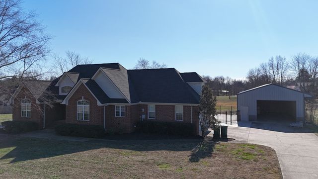 69 College Ct, Mc Ewen, TN 37101