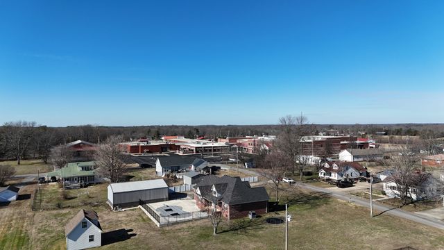 69 College Ct, Mc Ewen, TN 37101