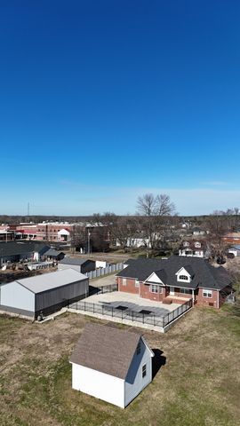 69 College Ct, Mc Ewen, TN 37101