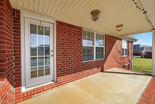 69 College Ct, Mc Ewen, TN 37101