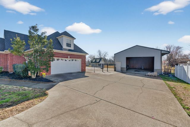 69 College Ct, Mc Ewen, TN 37101