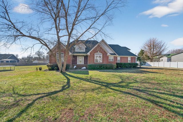 69 College Ct, Mc Ewen, TN 37101