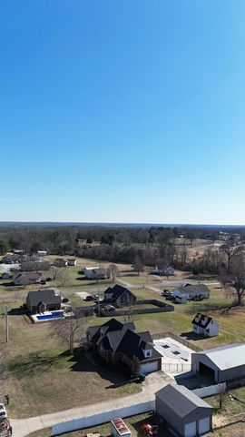 69 College Ct, Mc Ewen, TN 37101