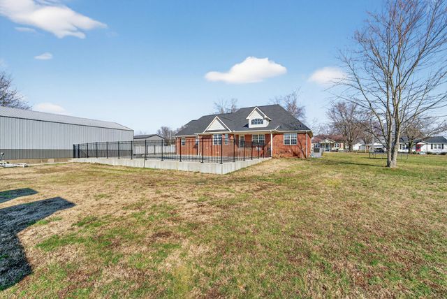 69 College Ct, Mc Ewen, TN 37101