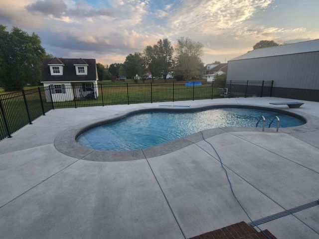 69 College Ct, Mc Ewen, TN 37101