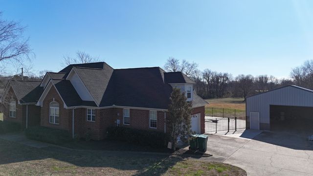 69 College Ct, Mc Ewen, TN 37101