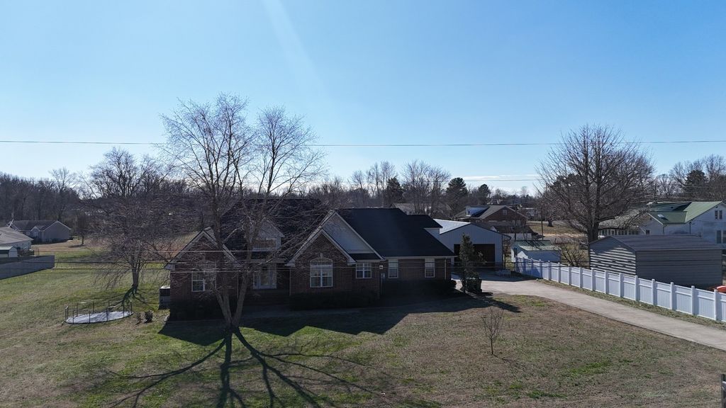 69 College Ct, Mc Ewen, TN 37101
