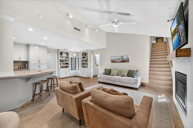 813 E Catalina Circle, Fresno, CA 93730