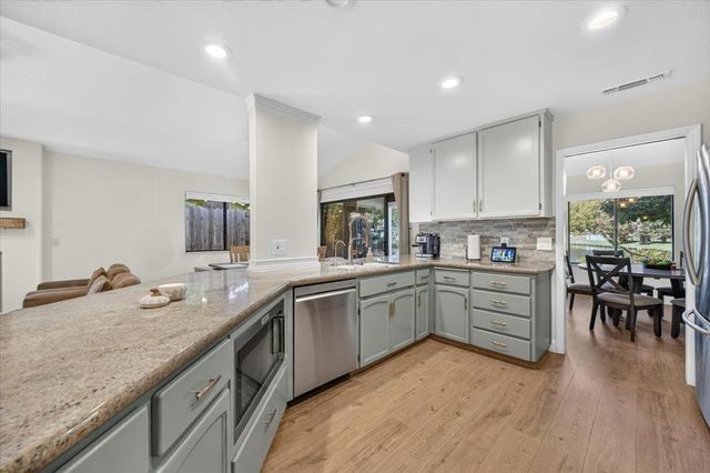 813 E Catalina Circle, Fresno, CA 93730