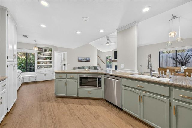 813 E Catalina Circle, Fresno, CA 93730