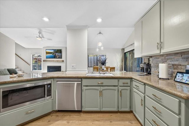 813 E Catalina Circle, Fresno, CA 93730